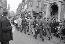 853118 Afbeelding van een groep leden van de B.S. (Binnenlandse Strijdkrachten) marcherend in de Wittevrouwenstraat, ...